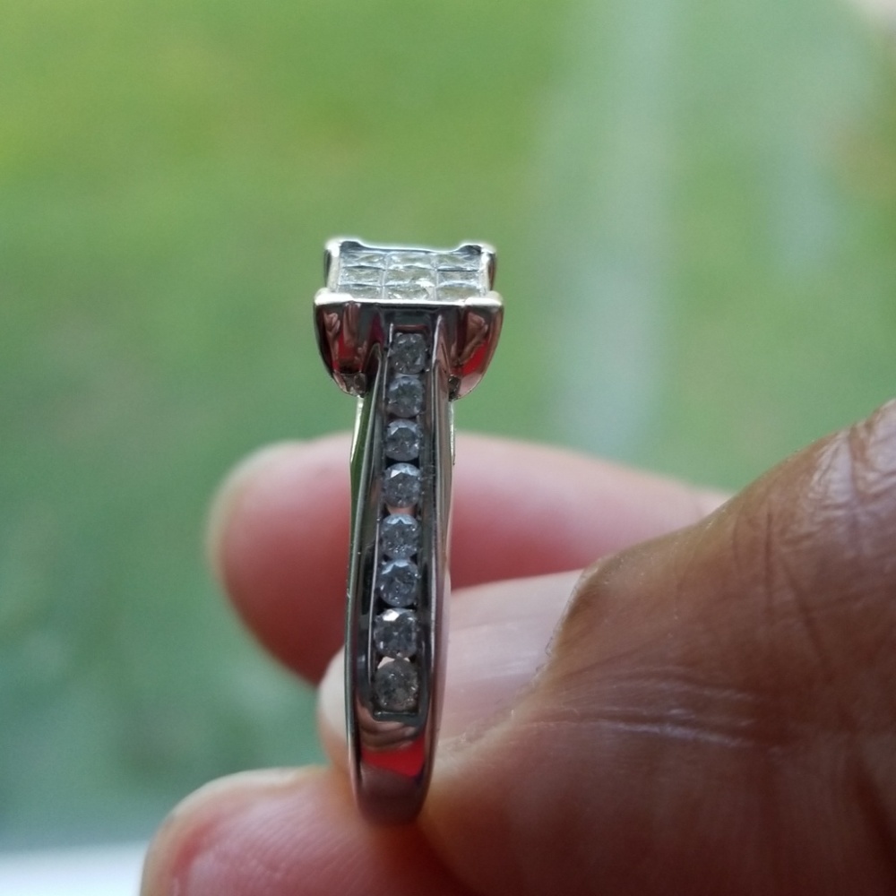 Engagement ring - Picture 2 of 3